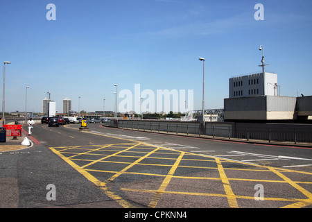 Il Woolwich Ferry libero è un servizio navetta in barca attraverso il fiume Thames, London, Regno Unito. Foto Stock