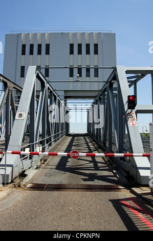 Il Woolwich Ferry libero è un servizio navetta in barca attraverso il fiume Thames, London, Regno Unito. Foto Stock