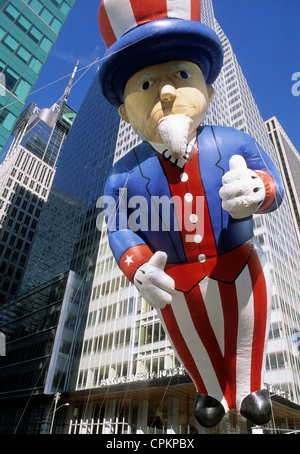 Festa del Ringraziamento, parata di Macy, mongolfiera dello zio Sam, New York. Midtown Manhattan New York City grattacieli, USA Foto Stock