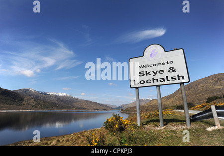 Cartello stradale accoglie i visitatori a Skye e Kyle of Lochalsh sulla A87 verso l'isola di Skye in Scozia HIGHLANDS REGNO UNITO Foto Stock