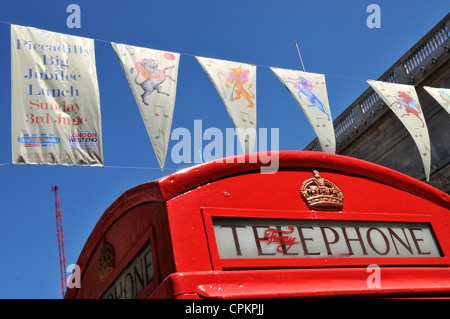 Diamante decorazioni giubilare per contrassegnare i 60 anni della Regina del regno. La regina Elisabetta II, Regina d'Inghilterra, Union Jack Foto Stock