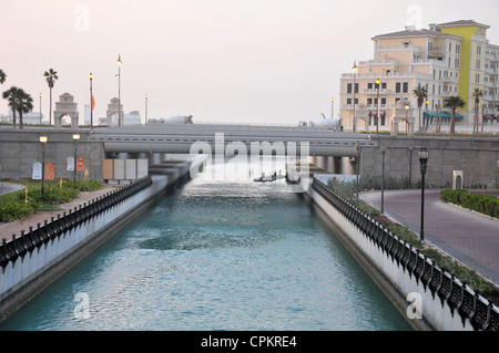 La Perla - un multi-purpose man-made esclusivo progetto di sviluppo urbano a Doha, in Qatar, con yacht marina, sul golfo persico. Foto Stock