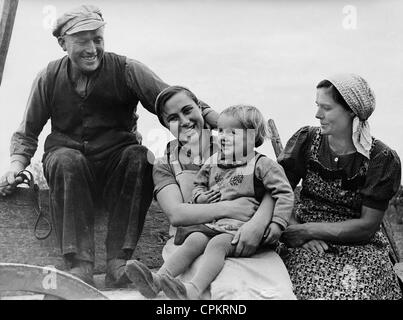 Un elemento femmina [Arbeitsmaid] del Reich Servizio del lavoro [Reichsarbeitsdienst, RAD] alla famiglia dell'agricoltore, 1940 Foto Stock