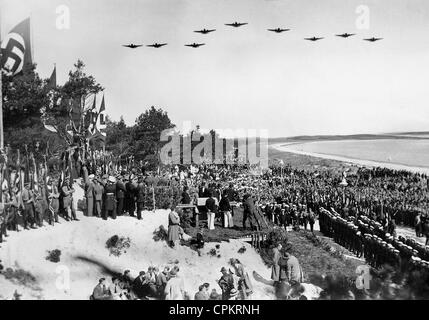 Pietra miliare cerimonia del KdF [la forza attraverso la gioia, Kraft durch Freude] beach resort di prora sull isola di Ruegen, 1936 Foto Stock