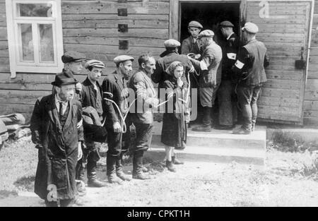 Milizia lituano con catturato gli ebrei, 1941 Foto Stock