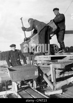 Detenuti al lavoro nel campo di concentramento di Sachsenhausen Foto Stock