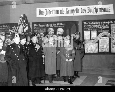 Nazi-agenti in corrispondenza della apertura di un anti-semita mostra nella nazista Reichstag di Berlino, 6 novembre 1937 (foto b/n) Foto Stock