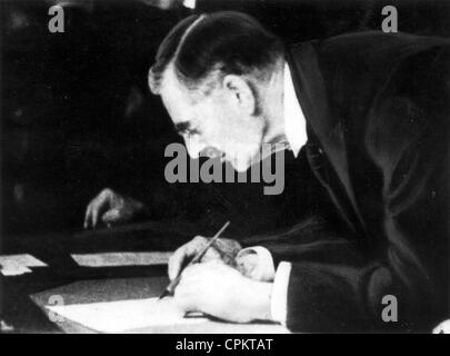 Neville Chamberlain firma l'accordo di Monaco di Baviera, 1938 Foto Stock