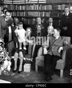 Adolf Hitler con la famiglia di Rudolf Hess nel 1938 Foto Stock