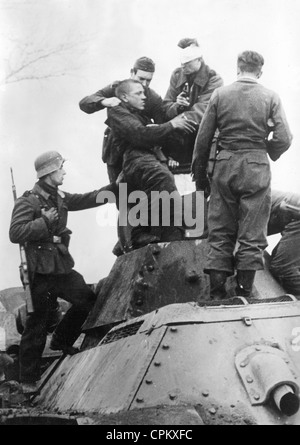 I soldati tedeschi con il russo truppe corazzate sul Fronte Orientale, 1941 Foto Stock