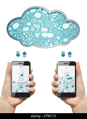 Telefoni cellulari in mani femminili scaricare informazioni dal cloud isolato su bianco. Il cloud computing concetto. Foto Stock