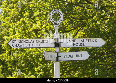 Segno per attrazioni turistiche nel villaggio di Chawton, Hampshire, Regno Unito. Foto Stock