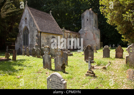 St Marys chiesa e rovine medievali per motivi di Bicton Park Station Wagon nel villaggio frazione di Bicton Devon England Regno Unito. Foto Stock