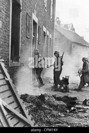 I soldati tedeschi in un villaggio sul fronte occidentale, 1945 Foto Stock