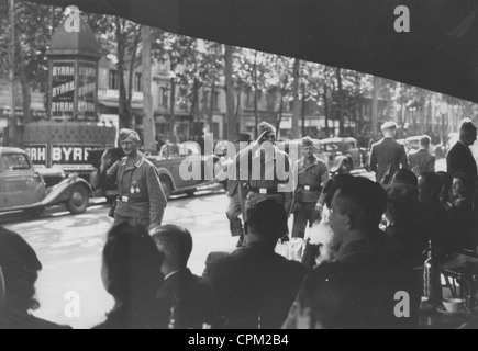 I soldati tedeschi a Parigi, 1940 Foto Stock