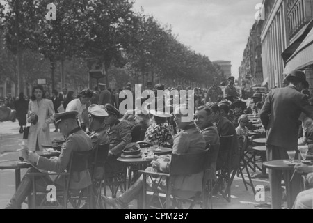 I soldati tedeschi a Parigi, 1940 Foto Stock