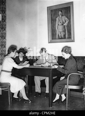 Foto di Hitler nella nuova biblioteca pubblica nel quartiere di Charlottenburg, 1939 Foto Stock