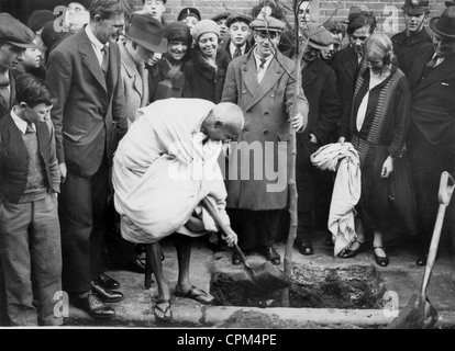 Il Mahatma Gandhi piantare un albero esterno Kingsley Hall di prua, London, 1931 Foto Stock