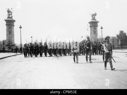 Soldati russi in una sfilata in Francia, 1916 Foto Stock