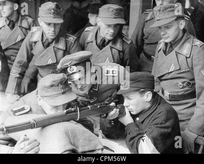 La formazione della gioventù hitleriana membri durante la Seconda Guerra Mondiale, 1944 Foto Stock