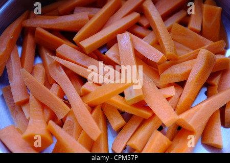 Le carote fresche lavate e batoned in uno scolapasta Foto Stock