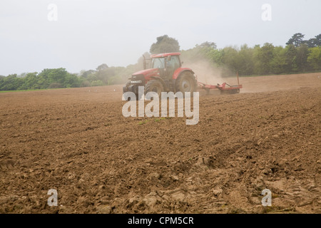 Trattore rosso straziante Shottisham campo, Suffolk, Inghilterra Foto Stock