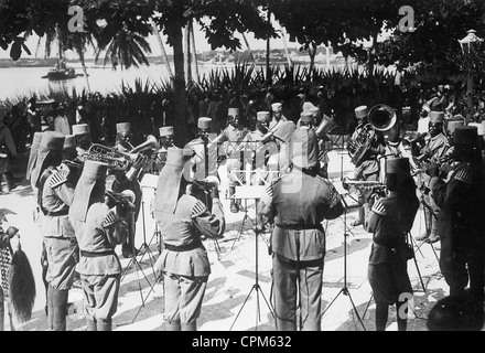Segnalatori acustici Askari music band in tedesco East-Africa, 1905 Foto Stock