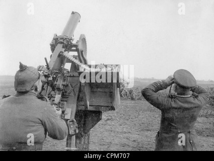 I soldati tedeschi con una mitragliatrice eseguendo la difesa aerea in WWI Foto Stock