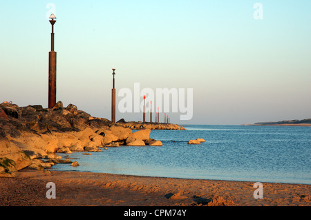 Tramonto sulla protezione dalle inondazioni barriera scogliere in mare Palling, Norfolk Foto Stock