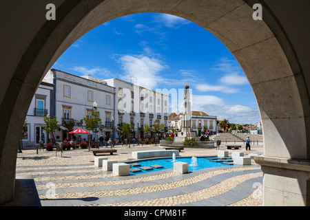 Praca da Republica nel centro della Città Vecchia, Tavira, Algarve, PORTOGALLO Foto Stock