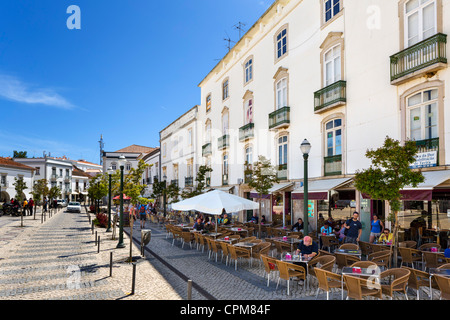 Caffè e negozi a Praca da Republica nella Città Vecchia, Tavira, Algarve, PORTOGALLO Foto Stock