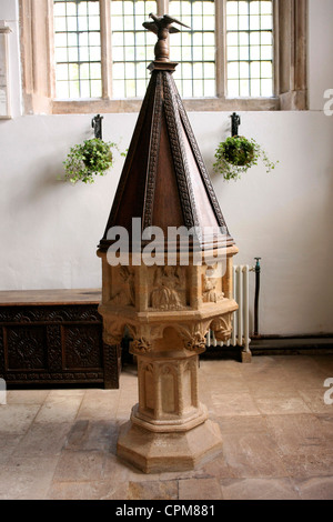 Il XII secolo Font interno Chiesa Crowcombe su Exmoor Foto Stock