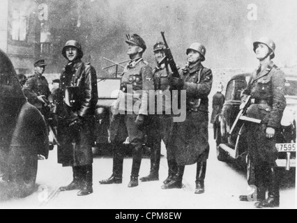 Waffen-SS alla distruzione del Ghetto di Varsavia, maggio 1943 (foto b/n) Foto Stock