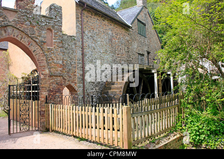 Il villaggio di Dunster acqua-powered mulino di farina Foto Stock