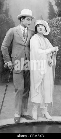 Rodolfo Valentino e Gloria Swanson nel film 'Oltre gli scogli', 1922 Foto Stock