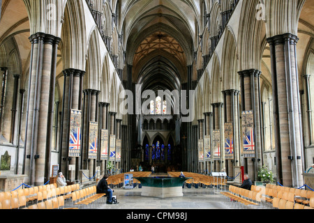 Una vista della navata centrale all interno della Cattedrale di Salisbury Wiltshire Foto Stock