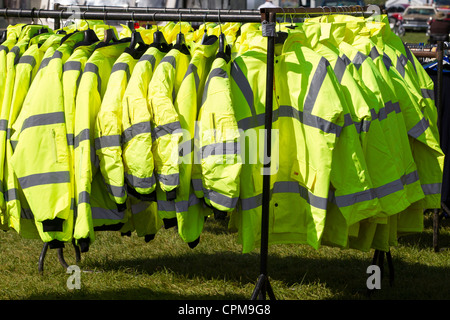 Hi Vis giacche su un mercato in stallo Foto Stock