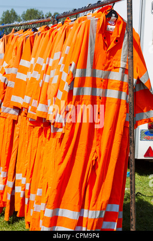 Hi Vis giacche su un mercato in stallo Foto Stock