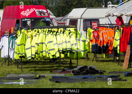 Hi Vis giacche su un mercato in stallo Foto Stock