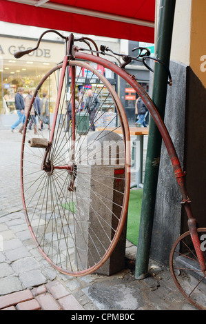 Vecchio Penny Farthing bicicletta parcheggiata su strada Foto Stock