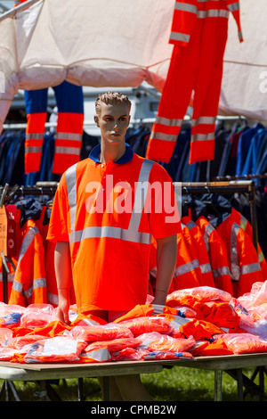 Hi Vis giacche su un mercato in stallo Foto Stock