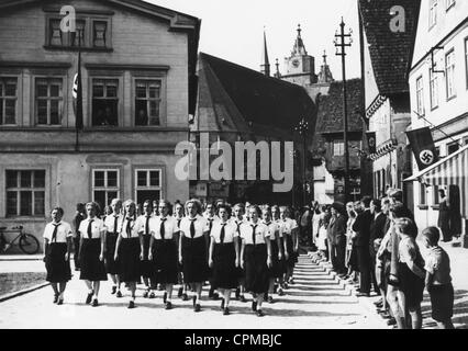 Il BDM marciando in una città, 1940 Foto Stock