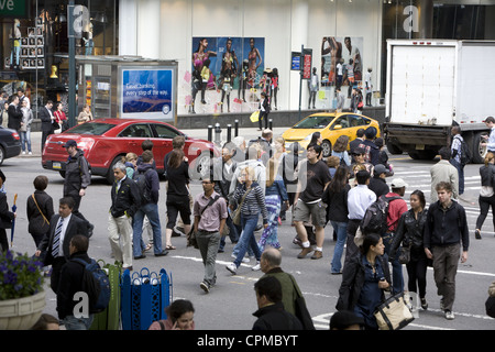 Il sempre occupato angolo tra la 42nd Street e la Fifth Avenue a New York City. Foto Stock