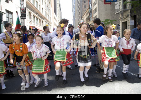 Ballo annuale parata in NYC lungo Broadway. Bambini Danza bulgara gruppo. Foto Stock