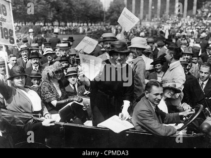 Elsa Einstein ad una dimostrazione pacifista, 1921 Foto Stock