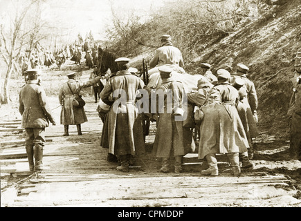 Truppe tedesche in anticipo in Serbia durante la Prima Guerra Mondiale, 1916 Foto Stock