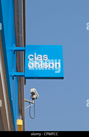 Cartello pubblicitario da appendere ad un ramo di clas ohlson, la svedese negozio di ferramenta, a Kingston upon Thames Surrey, Inghilterra Foto Stock