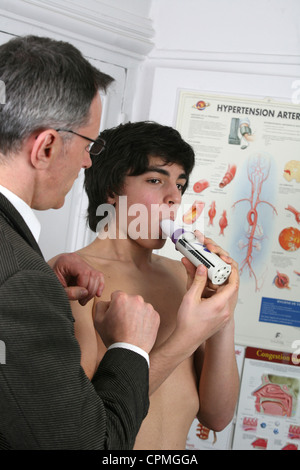 La respirazione, spirometria adolescente Foto Stock