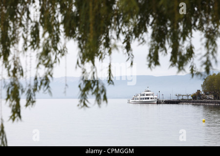 Piacere turistico barca ormeggiata sul Lago di Ginevra dall'Ouchy waterfront in Losanna Vaud, Svizzera Foto Stock