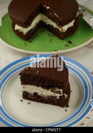 Il cioccolato pan di spagna con panna fresca il riempimento Foto Stock